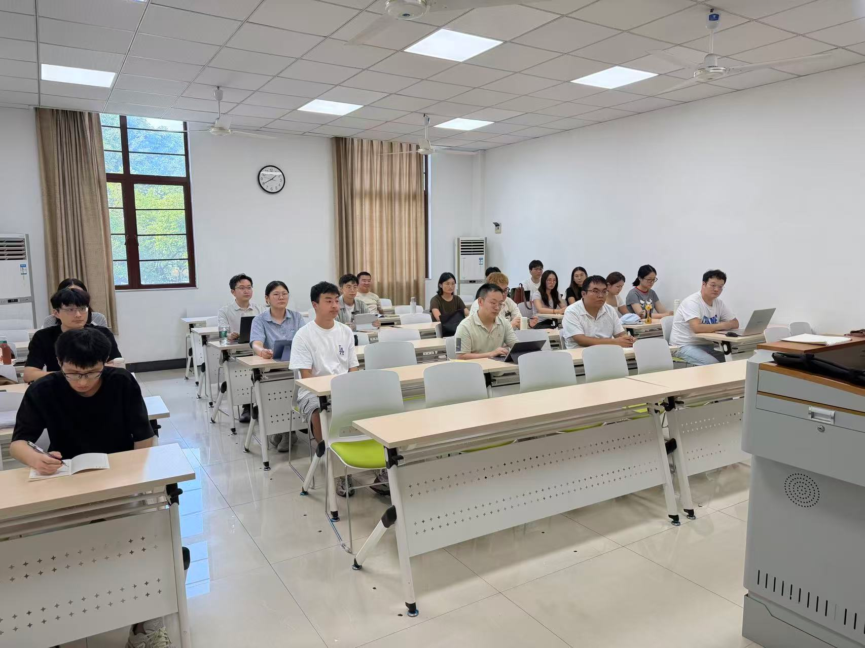 黄其洪教授团队举行2026—2027学年度第一学期第一次研究推进会